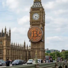 Bitcoin at a crossroads! Short-term holders cash out as capital quietly flows in